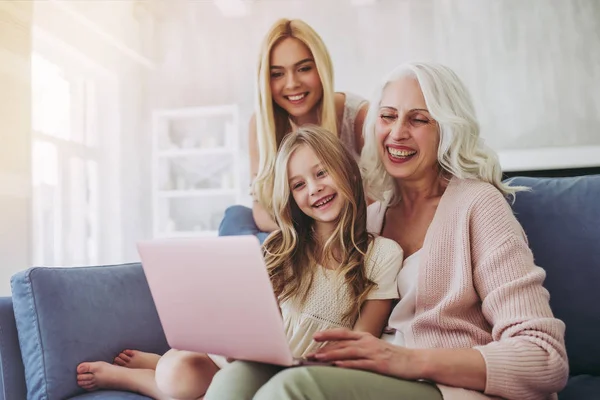 Daughter, mother and grandmother at home — Stock Photo, Image