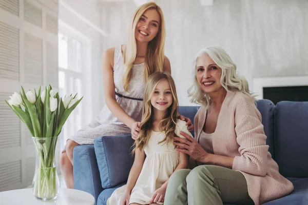 Hija, madre y abuela en casa — Foto de Stock