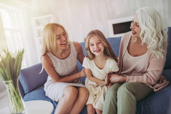 Tochter, Mutter und Großmutter zu Hause — Stockfoto