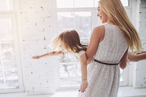 Moeder en dochter hebben plezier thuis — Stockfoto
