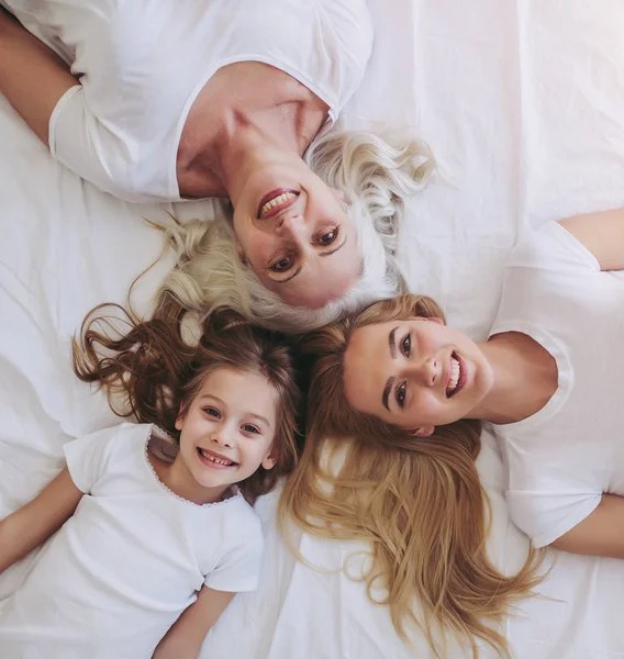 Filha, mãe e avó em casa — Fotografia de Stock