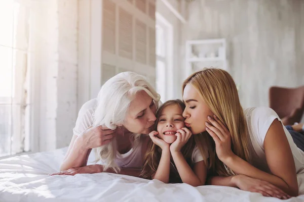 Lánya, anya és nagymama otthon — Stock Fotó