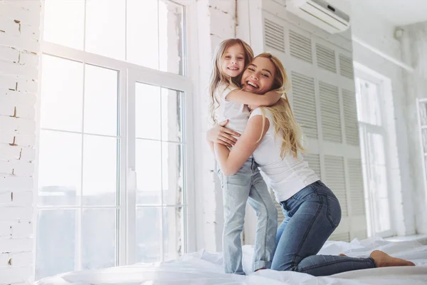 Moeder en dochter hebben plezier thuis — Stockfoto