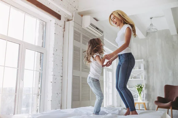 Mãe e filha se divertindo em casa — Fotografia de Stock