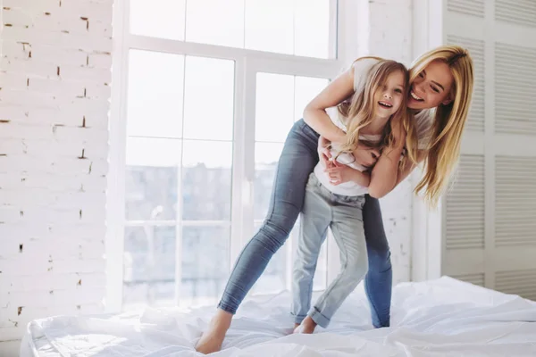 Mamá y su hija se divierten en casa — Foto de Stock