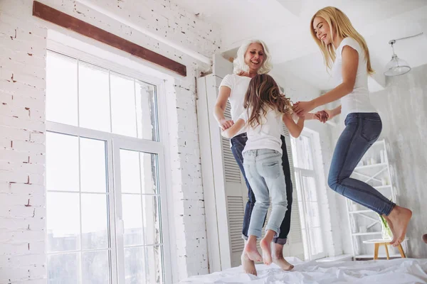 Tochter, Mutter und Großmutter zu Hause — Stockfoto