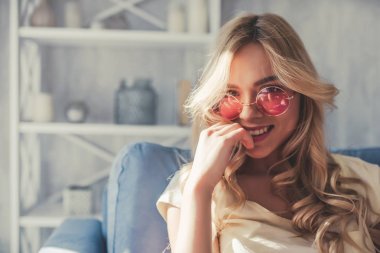 Evdeki genç kadın.