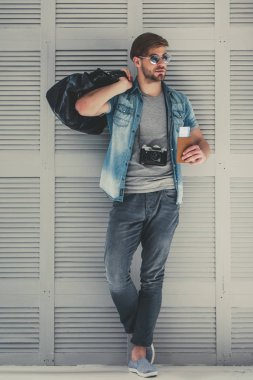 Yakışıklı adam seyahat için hazırlanıyor