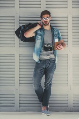 Yakışıklı adam seyahat için hazırlanıyor