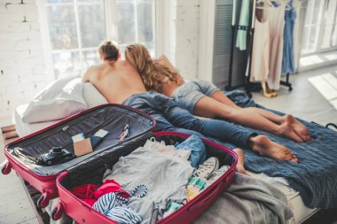 Çift seyahat için hazırlanıyor