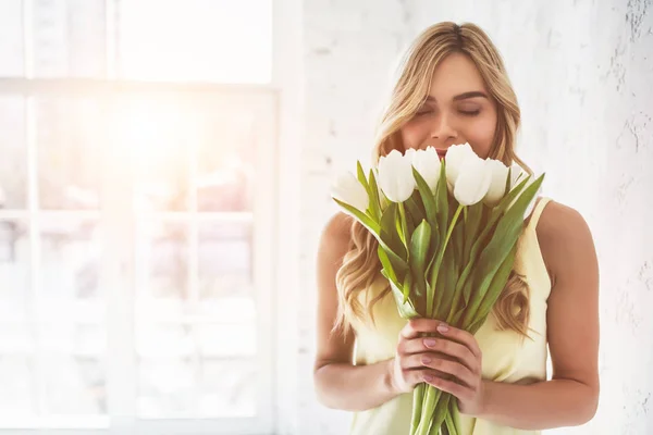 Mladá žena s tulipány — Stock fotografie