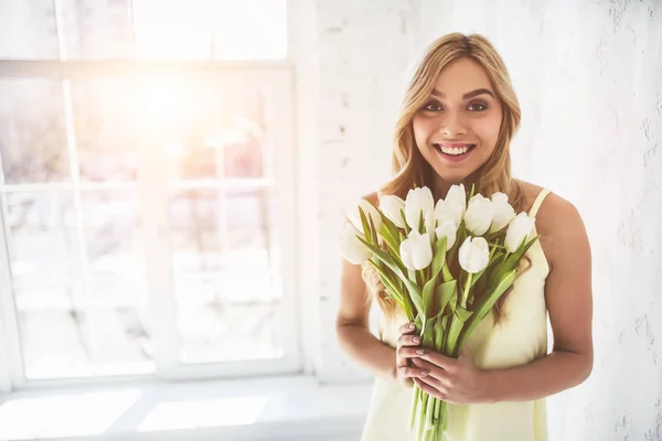 Mujer joven con tulipanes — Foto de Stock