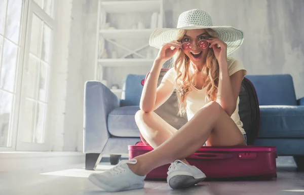 Mujer joven preparándose para viajar —  Fotos de Stock