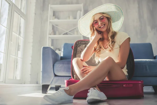 Junge Frau bereitet sich auf Reisen vor — Stockfoto