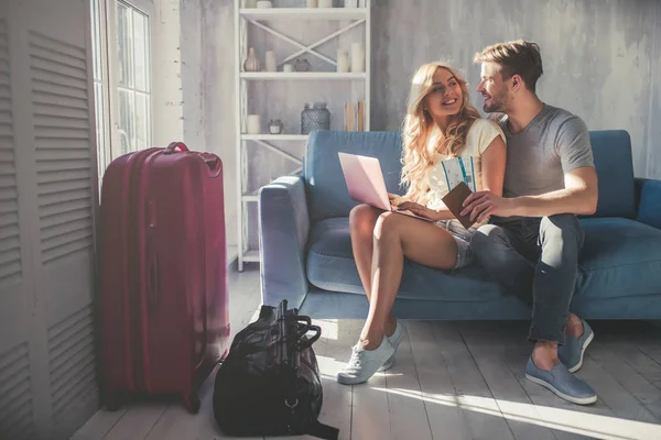 Pareja preparándose para viajar — Foto de Stock