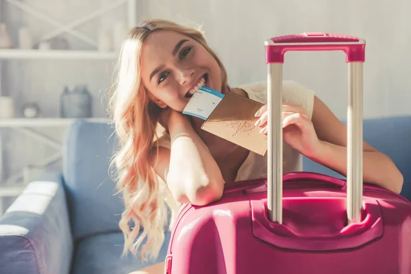 Junge Frau bereitet sich auf Reisen vor — Stockfoto