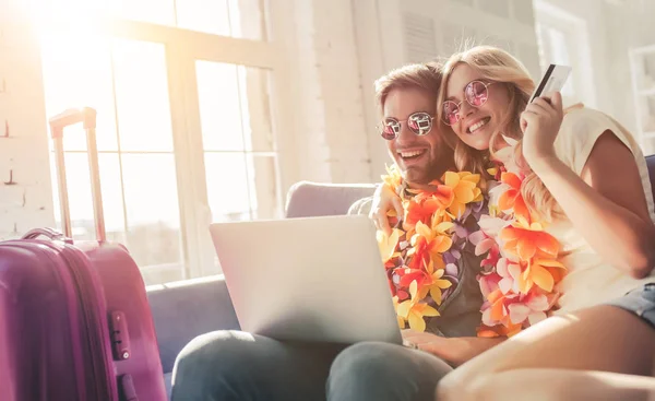 Pareja preparándose para viajar —  Fotos de Stock