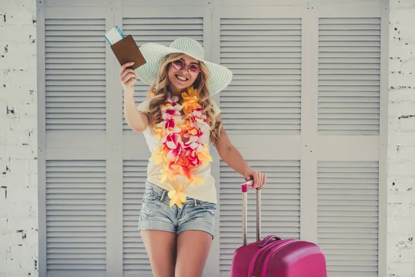 Junge Frau bereitet sich auf Reisen vor — Stockfoto