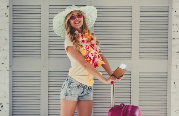 Fiatal nő felkészülés utazás — Stock Fotó