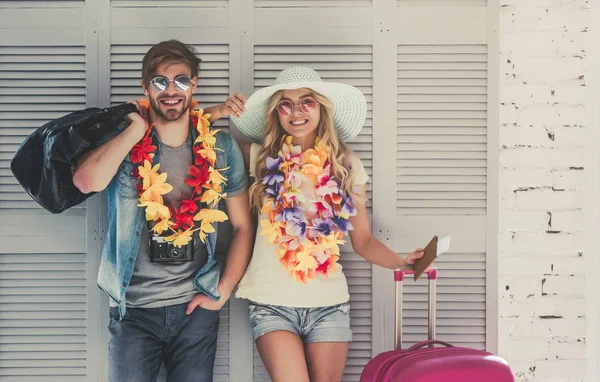 Casal se preparando para viajar — Fotografia de Stock