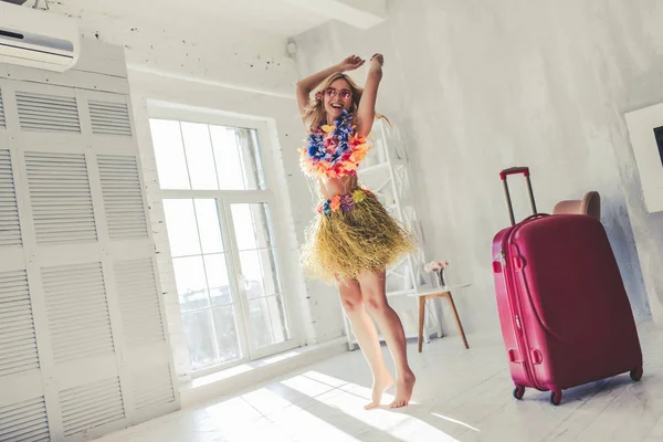 Mujer joven preparándose para viajar — Foto de Stock