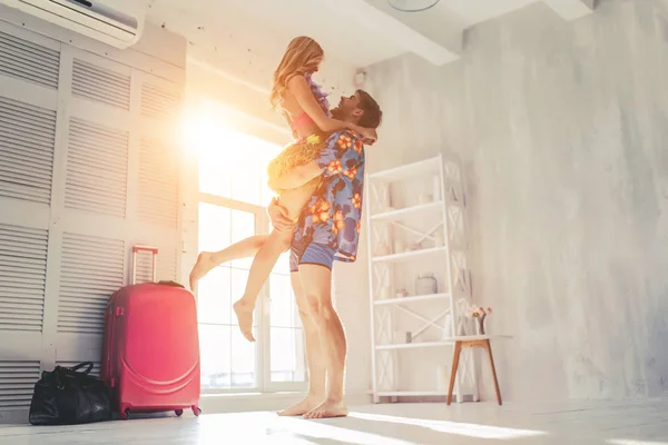 Pareja preparándose para viajar — Foto de Stock