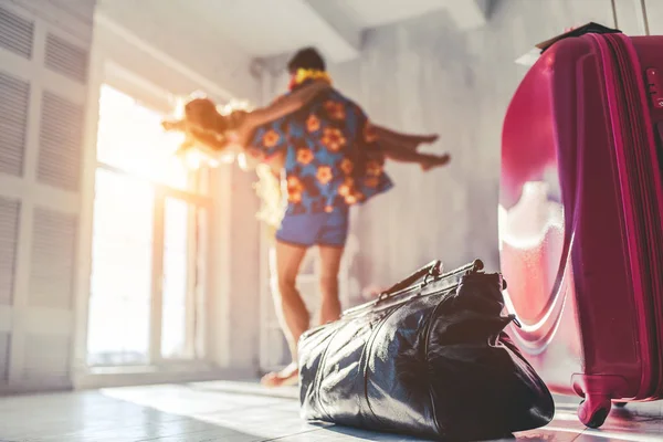 Pareja preparándose para viajar — Foto de Stock