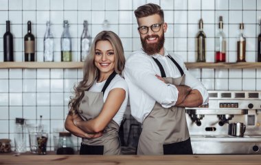 Barista kahve dükkanında birkaç