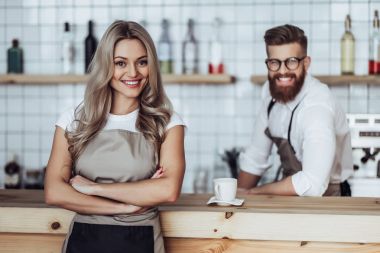 Barista kahve dükkanında birkaç