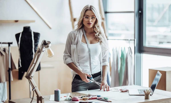 Diseñadora de moda femenina — Foto de Stock