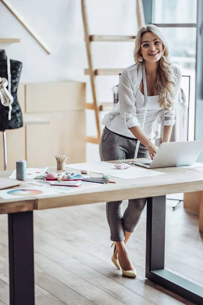 Diseñadora de moda femenina — Foto de Stock