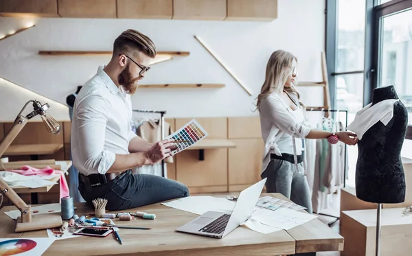 Pareja de diseñadores de moda — Foto de Stock