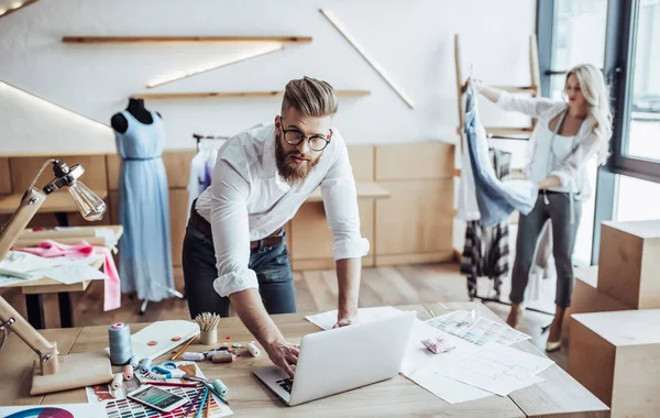 Pareja de diseñadores de moda — Foto de Stock