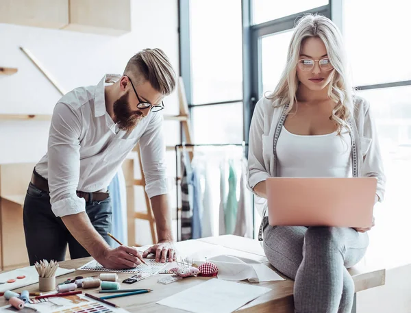 Pareja de diseñadores de moda — Foto de Stock