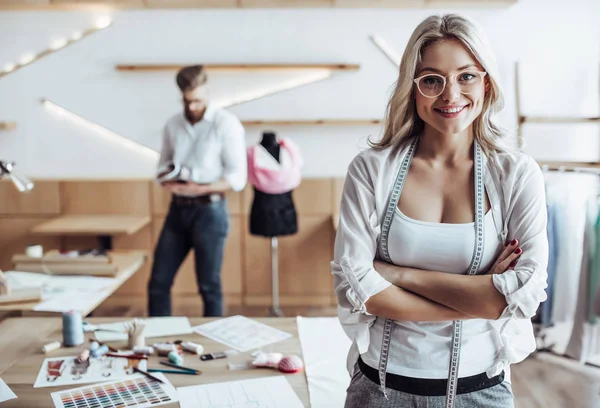 Pareja de diseñadores de moda — Foto de Stock