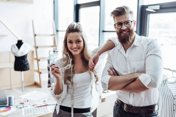 Pareja de diseñadores de moda — Foto de Stock