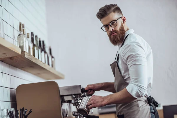 Barista dans un café — Photo