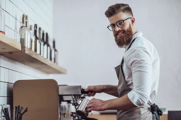 Barista no café — Fotografia de Stock