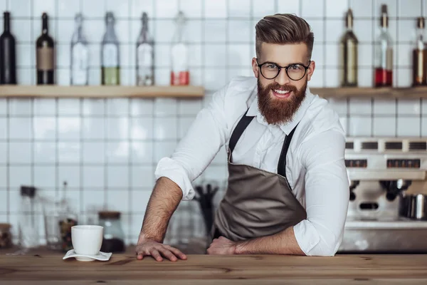 Barista w kawiarni — Zdjęcie stockowe