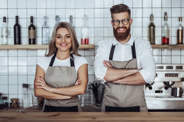 Couple de barista dans un café — Photo