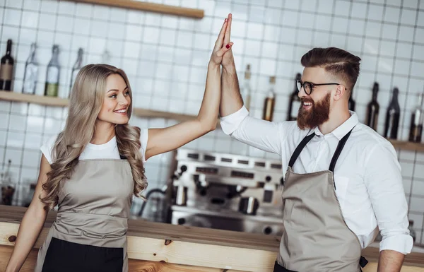 Couple de barista dans un café — Photo