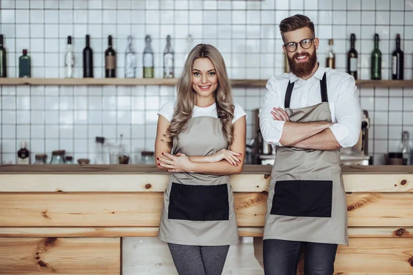 Casal de barista no café — Fotografia de Stock