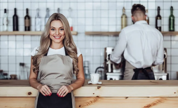 Para barista w kawiarni — Zdjęcie stockowe