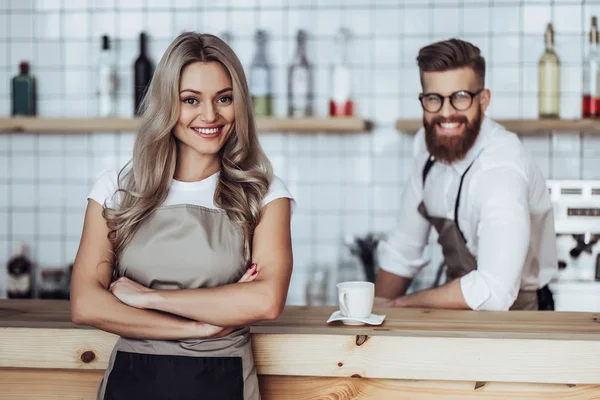 Un par de baristas en la cafetería —  Fotos de Stock