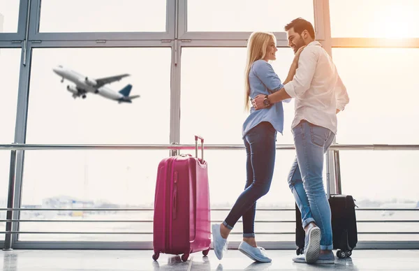 Casal no aeroporto — Fotografia de Stock