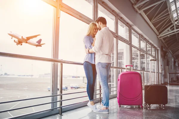 Casal no aeroporto — Fotografia de Stock