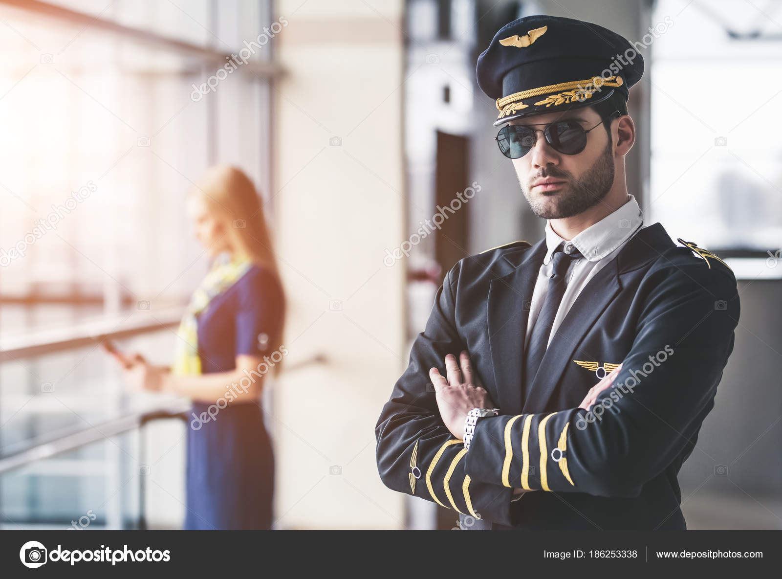 Fare assistenti di volo collegare con i piloti