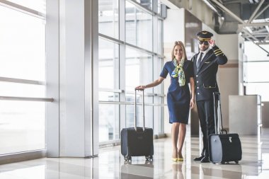 Pilot ve uçuş görevlisi havaalanında