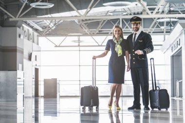 Pilot ve uçuş görevlisi havaalanında