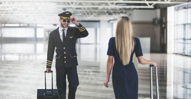 Pilot ve uçuş görevlisi havaalanında